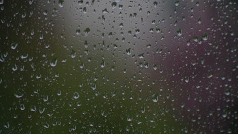 Regentropfen,-Die-Eine-Glasscheibe-Hinunterlaufen,-Vermitteln-Ein-Gefühl-Melancholischer-Ruhe