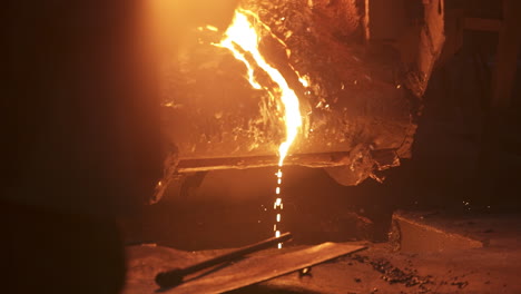 derramamiento de metal fundido en una fundición