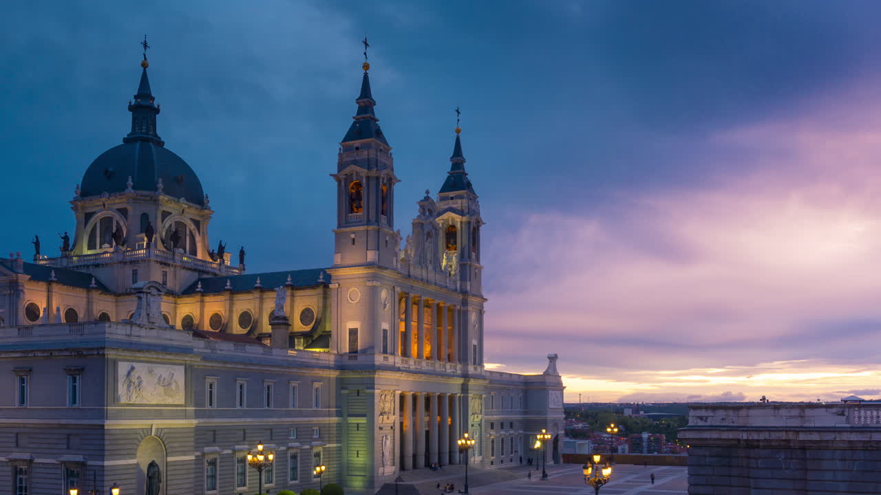 Časosběrné video západu slunce u katedrály Almudena, Madrid