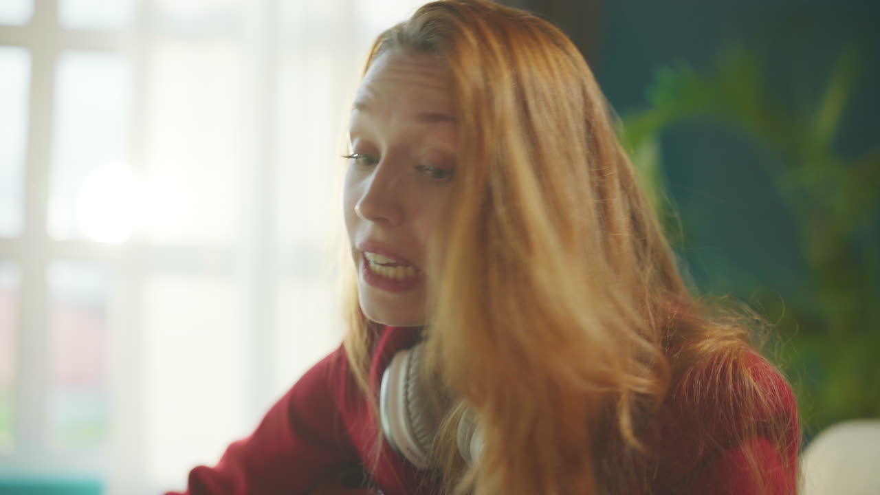 Una mujer joven tocando la guitarra.