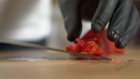 Chef-Recoge-Un-Pimiento-Rojo-En-Rodajas-Con-Un-Cuchillo,-Apple-Prores-Slow-mo