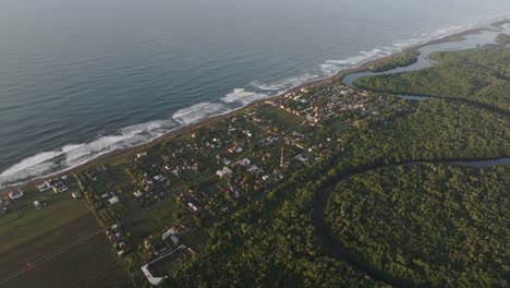 la famosa ciudad de surf el paredón en el océano pacífico guatemala durante el amanecer, aérea
