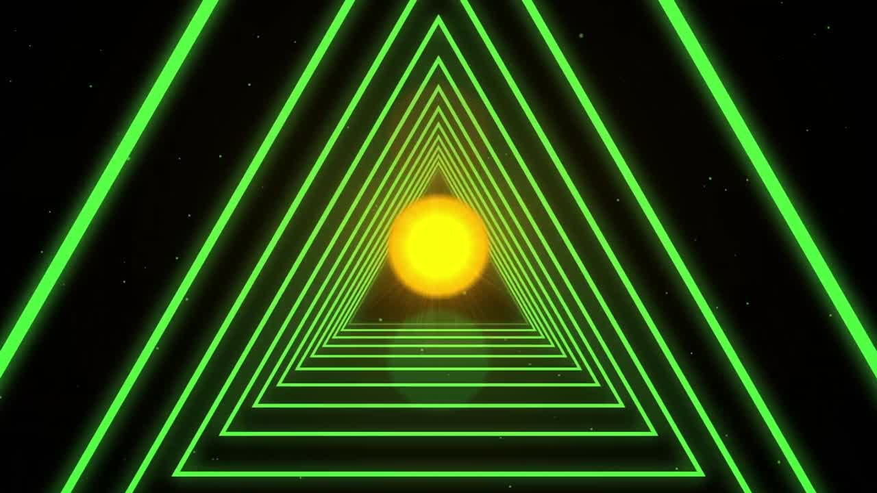 túnel triangular verde con el semáforo parpadeando en rojo sobre un fondo oscuro