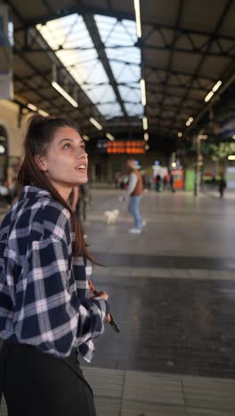 mujer esperando en una estación de tren