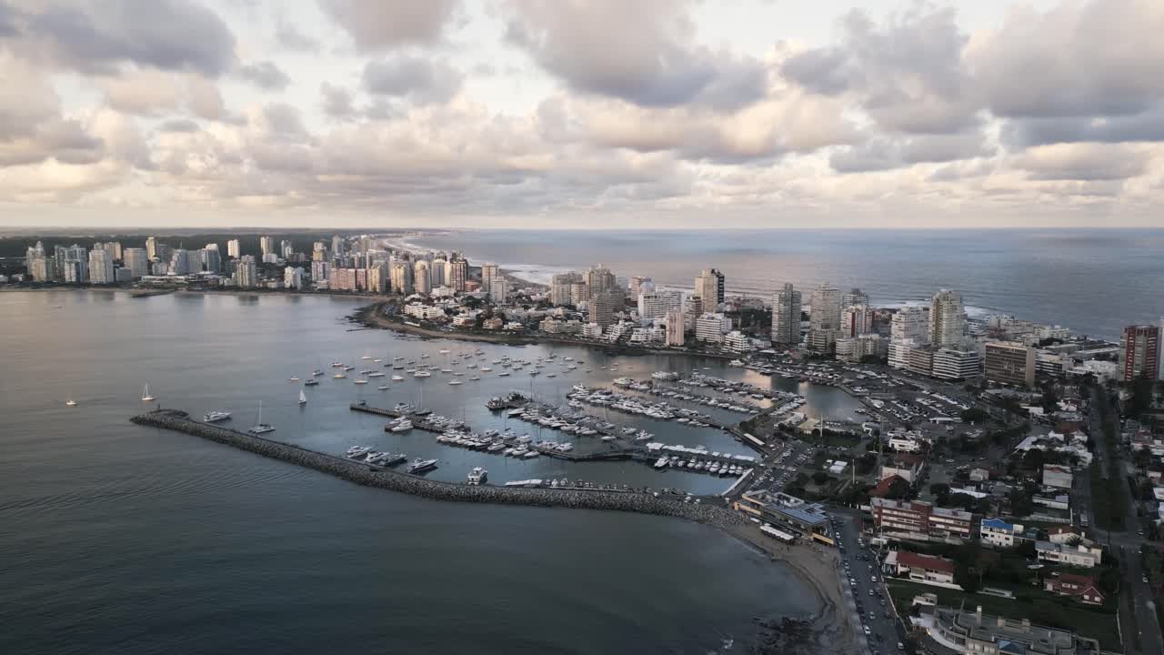 panorámica aérea punta del este uruguay al atardecer con horizonte y rascacielos edificio moderno sobre la costa