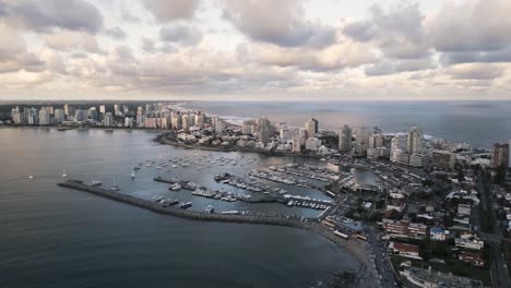 Malerische-Luftaufnahme-Von-Punta-Del-Este-In-Uruguay-Bei-Sonnenuntergang-Mit-Skyline-Und-Wolkenkratzern.-Modernes-Gebäude-über-Der-Küste