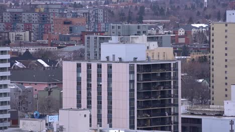 apartamentos residenciales densos propiedades de alquiler en condominio dentro de la ciudad forestal en invierno en un ángulo de 45 grados 70 metros 30 pies sobre el nivel del mar en una fría tarde parcialmente nublada y triste sin nadie afuera