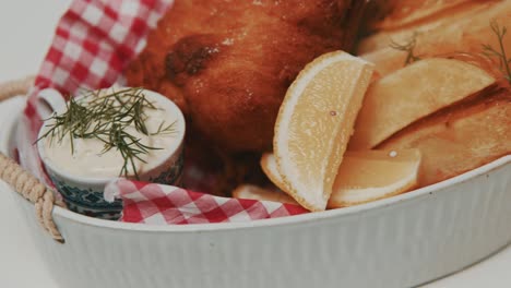 plato de pescado y patatas fritas