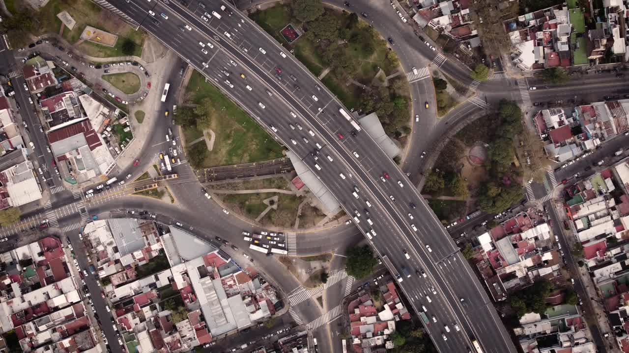 vista aérea de arriba hacia abajo de la autopista y la rotonda, buenos aires