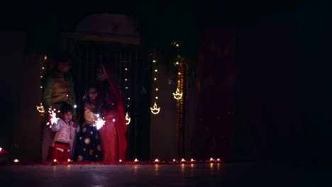 los padres con los niños celebran el festival tradicional indio de diwali