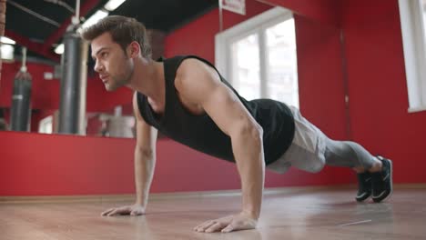 Hombre-Atleta-Entrenando-Ejercicio-De-Empuje-En-El-Gimnasio.