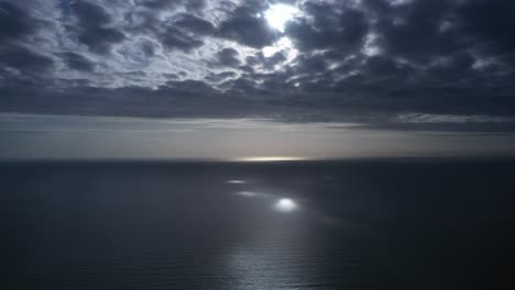 Vista-Aérea-Del-Amanecer-Tormentoso-De-La-Mañana-Del-Mar-Del-Sur-De-China-Con-Cielo-Dramático-Y-Reflejo