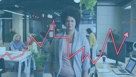 animación de flecha roja y procesamiento de datos financieros sobre mujer de negocios biracial en la oficina.