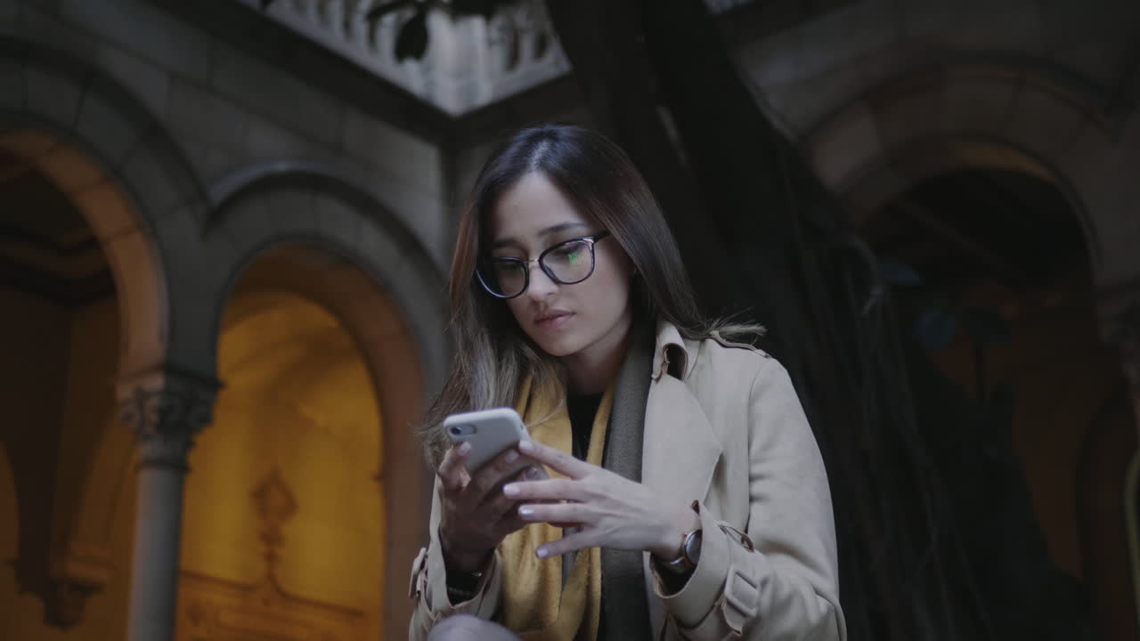 joven con smartphone