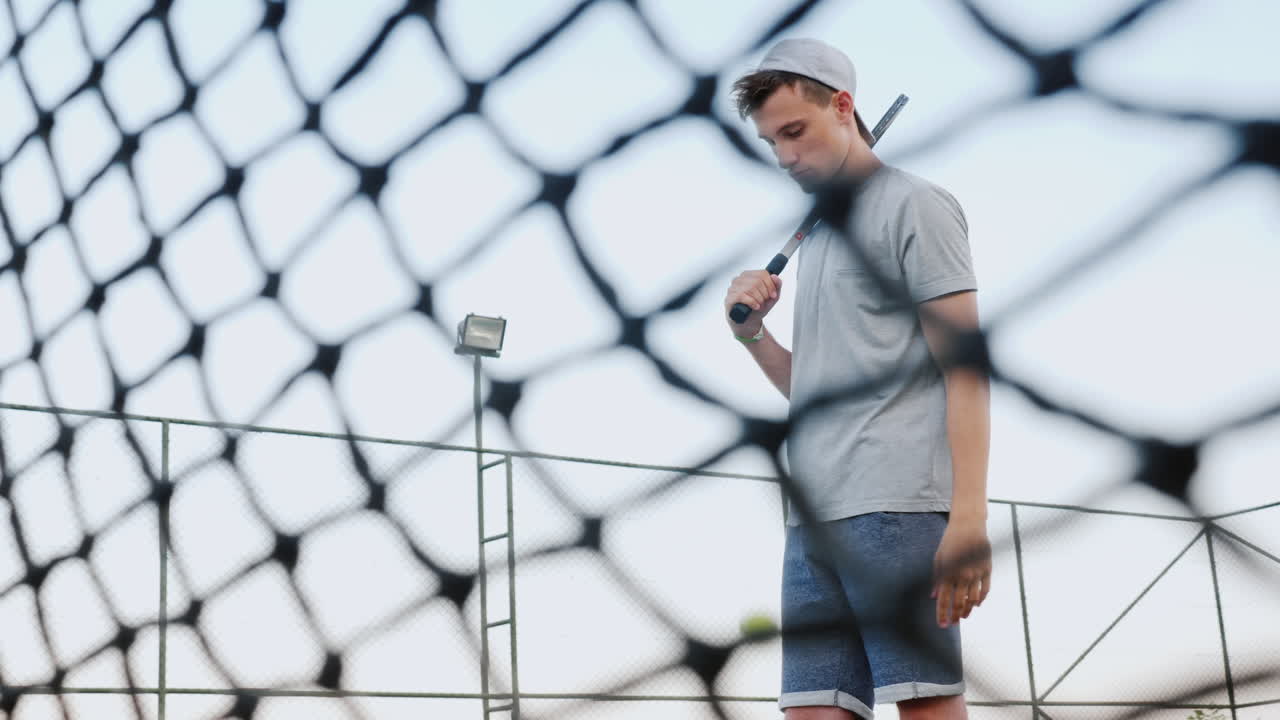 joven tenista jugando con una pelota de tenis sintonice el próximo juego