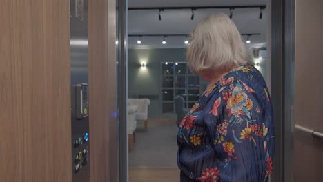 mujer anciana usando el ascensor en un hogar de ancianos francés