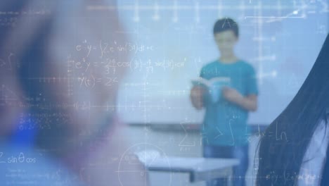 초등학교에서 수업에서 책을 읽는 백인 소년에게 대항하여 떠다니는 수학 방정식