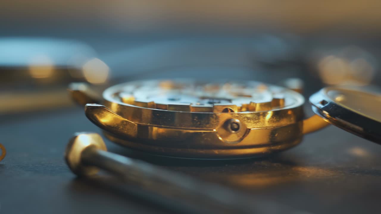 Bello laboratorio di orologiaio con molti pezzi e ingranaggi, orologio meccanico smontato