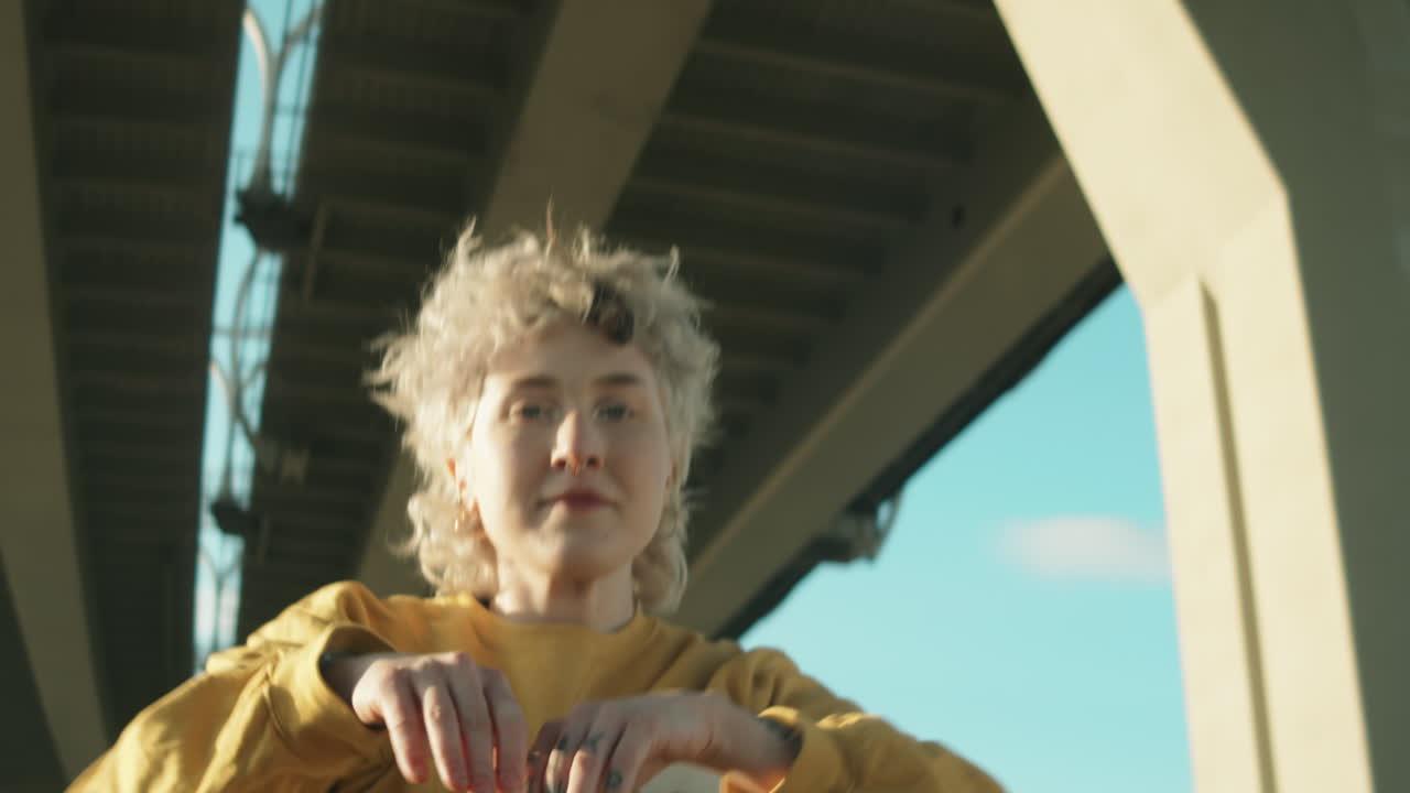 도시에서 길거리 춤을 추는 소녀