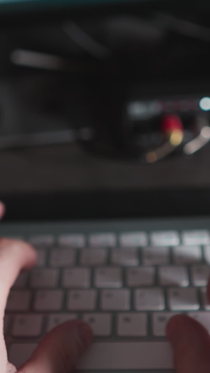 Primo piano in soggettiva di dita maschili che digitano su una tastiera di computer, che raffigura lavoro e uso della tecnologia