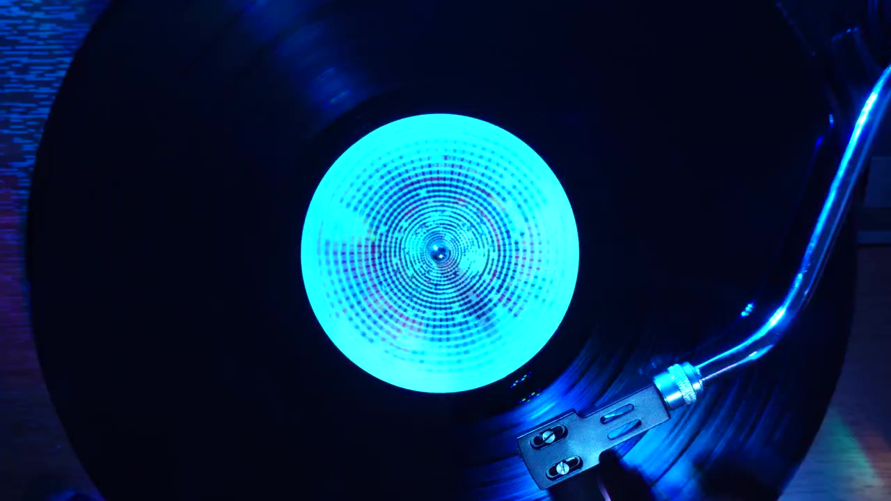Disco de vinilo girando en tocadiscos, reproducción de música con luces estroboscópicas de discoteca, vista cenital