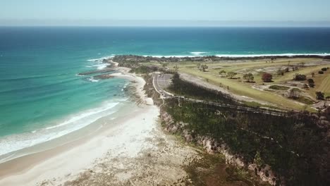 imágenes de drones de la vegetación quemada y el campo de golf en el bastión, en mallacoota en el este de victoria, australia, diciembre de 2020