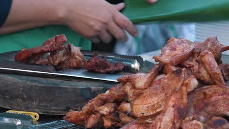 Zuschneiden-Der-Perfekten-Größe-Von-Bananenblättern-Am-Stand-Der-Schweinefleischverkäufer