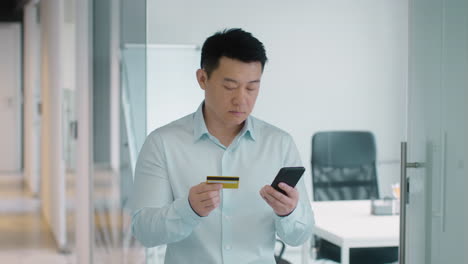 man using mobile payment in office