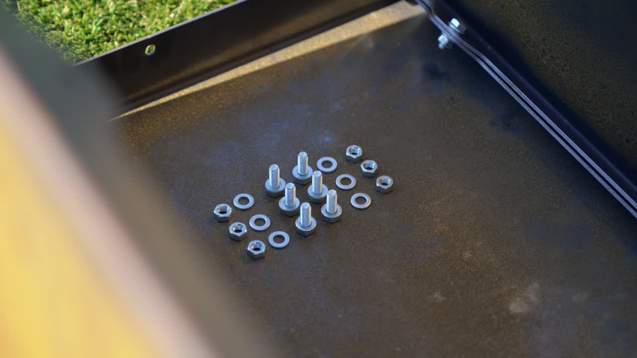 Conjunto completo de parafusos, porcas e arruelas de metal para fixação em projetos “faça você mesmo”, móveis e montagem industrial