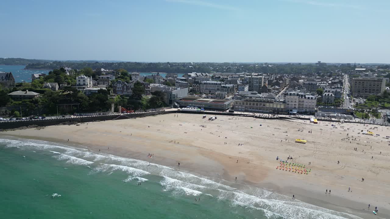 Drone in allontanamento, rivelazione inversa della spiaggia Dinard Bretagna Francia drone, aerea