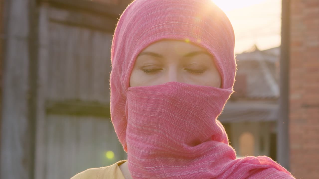mujer con un hijab rosa