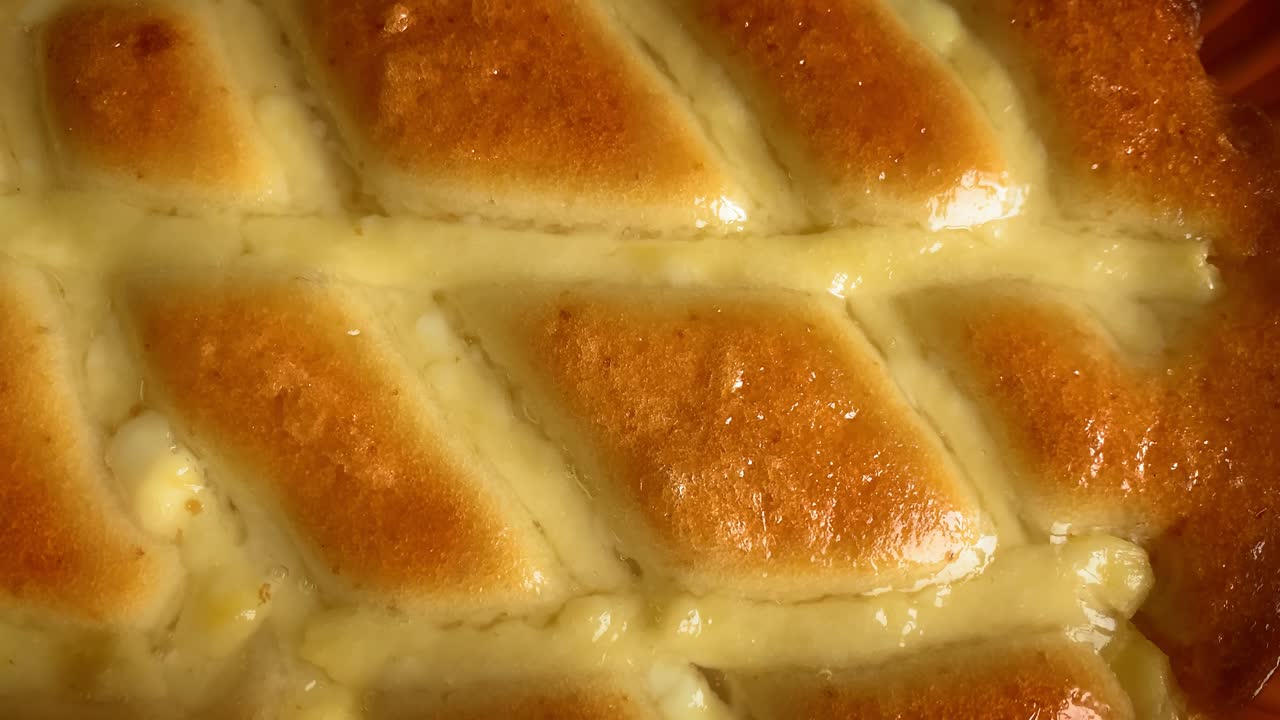 pastel delicioso girando concéntricamente en el sentido de las agujas del reloj