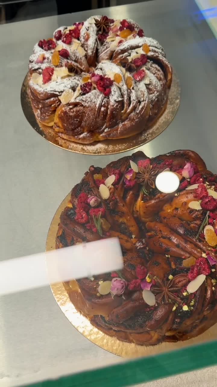 Fırın Vitrininde Güzelce Süslenmiş Tatlı Ekmekler ve Pastalar