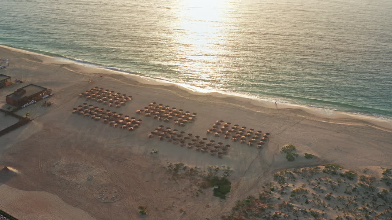 кинематографический снимок пустого тропического пляжа на закате