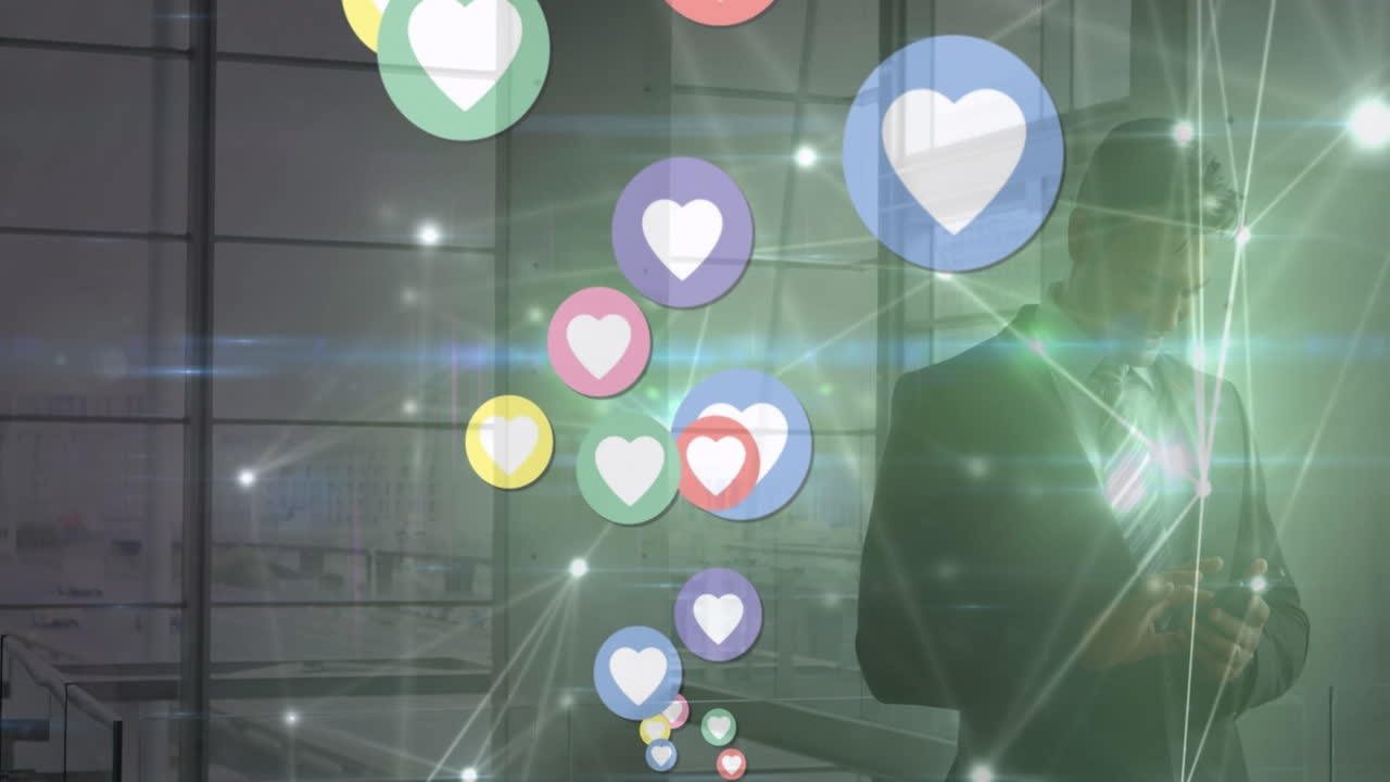 사무실에서 스마트폰을 사용하는 백인 사업가 위에 떠다니는 심장 아이콘의 애니메이션