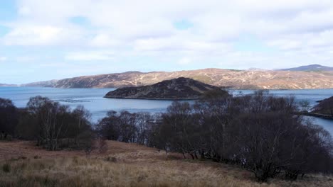 Vista-Panorámica-Panorámica-Del-Lago-A&#39;cairn-Báin-Con-Agua-Y-Paisaje-Montañoso-En-El-Distrito-De-Assynt-De-Sutherland,-Highlands-De-Escocia,-Reino-Unido