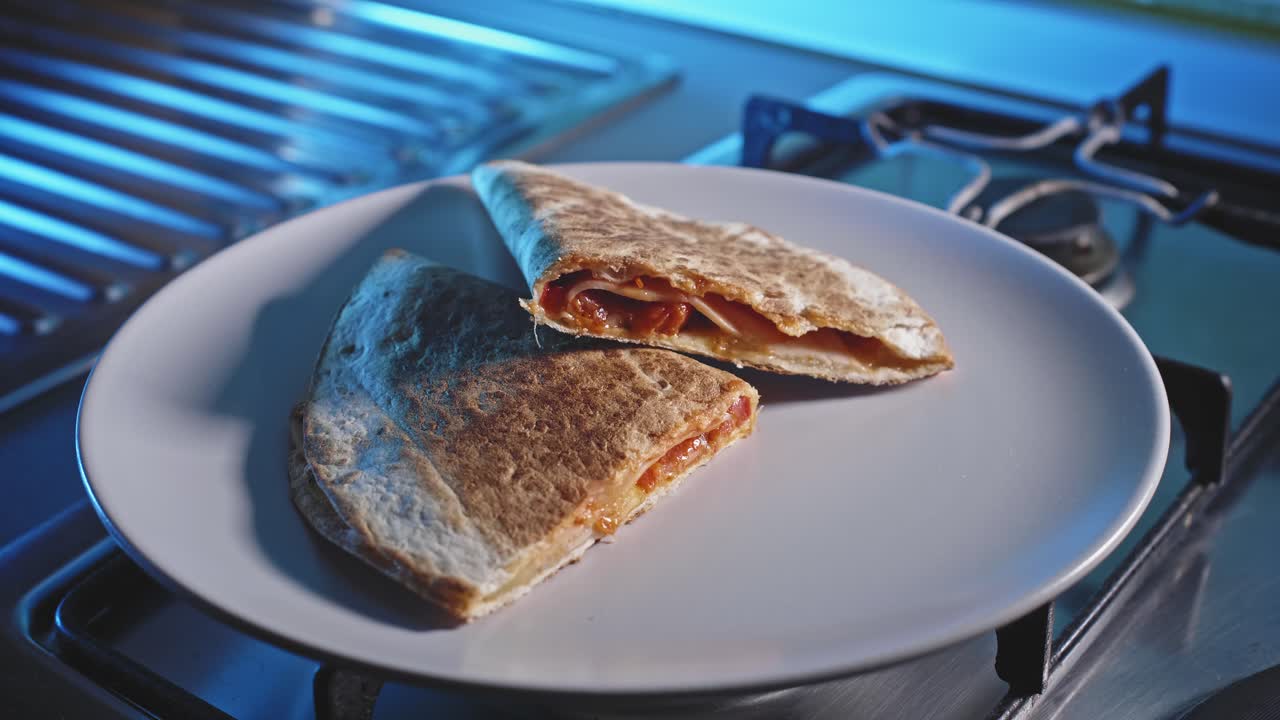 enfoque desgarrador en un bocadillo de pizza de tortilla rápida en un plato