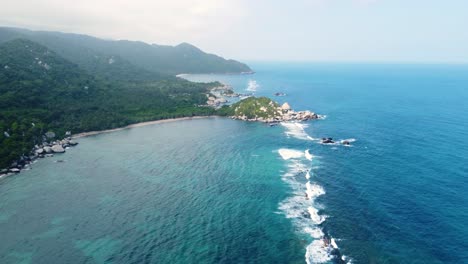 Imágenes-De-Drones-De-Una-Franja-De-Coral-A-Lo-Largo-De-La-Costa-Caribeña-En-El-Parque-Nacional-Tayrona,-Santa-Marta,-Colombia