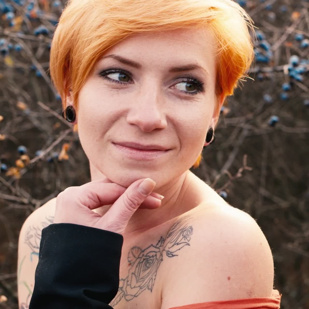 Ritratto di una giovane donna dai capelli rossi 1