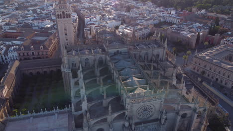 Inclinación-Aérea-Hacia-Abajo-En-La-Azotea-Gótica-De-La-Catedral-De-Sevilla-En-Una-Mañana-Soleada-En-Sevilla,-España