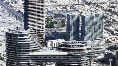 prise de vue au ralenti sur le centre-ville de dubaï à travers des gratte-ciel