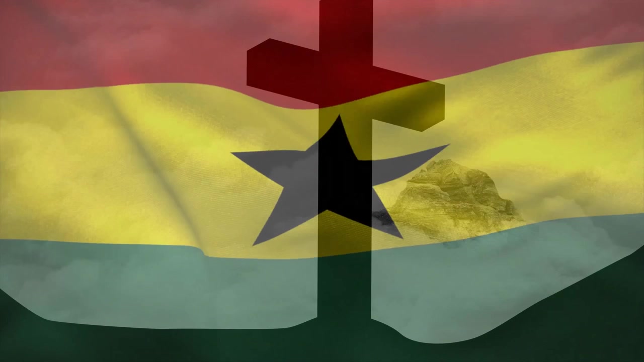 Bandiera ghanese che si dispiega sotto un cielo tenue, avviando una sovrapposizione a croce, la bandiera che sventola per mostrare il simbolismo