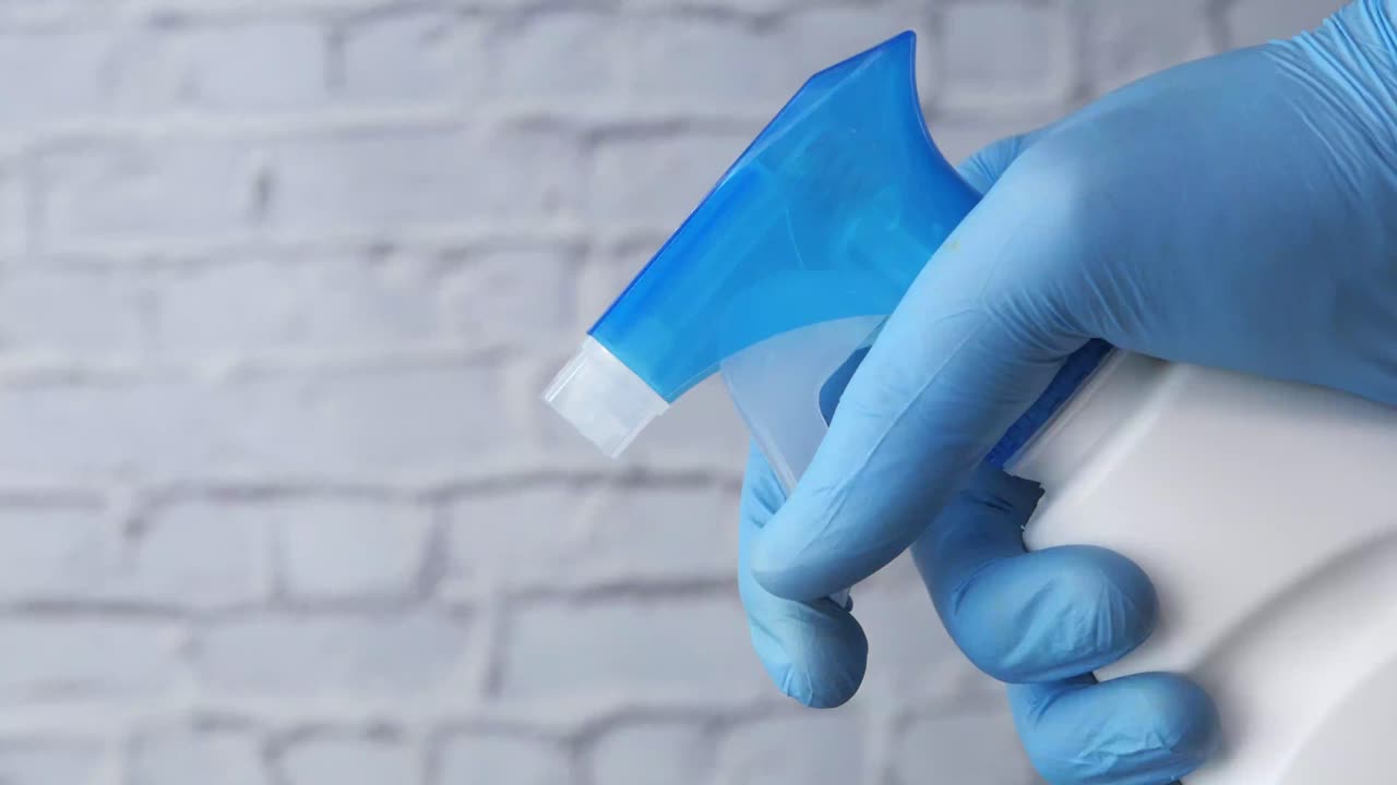 limpieza de personas con botella de pulverización y guantes