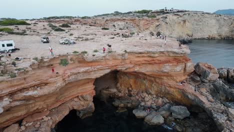 Besucher-Springen-Von-Einer-Hohen-Klippe-Ins-Meer