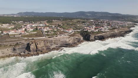 Vista-Aérea-De-Azenhas-Do-Mar,-Pequeño-Municipio-A-Lo-Largo-De-La-Salvaje-Costa-Portuguesa-Frente-Al-Océano-Atlántico