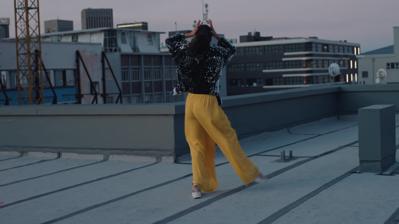 bella donna che balla sul tetto giovane donna brasiliana che esegue movimenti di danza latina in città al tramonto
