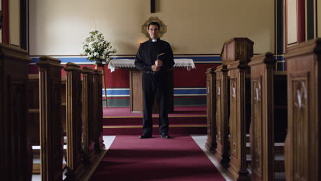 sacerdote en la iglesia