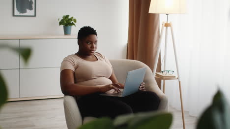 mujer trabajando desde casa en una computadora portátil