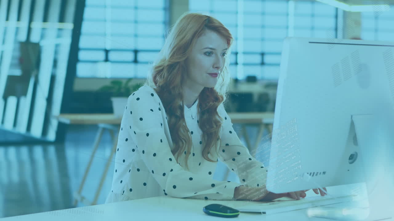 animación del procesamiento de datos financieros sobre una mujer de negocios que trabaja en la oficina