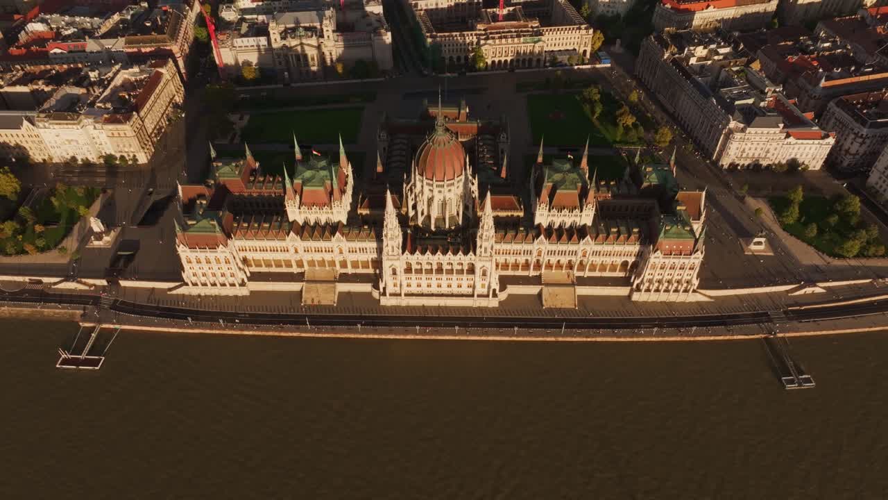 Vista aerea del Palazzo del Parlamento Ungherese e del fiume Danubio a Budapest